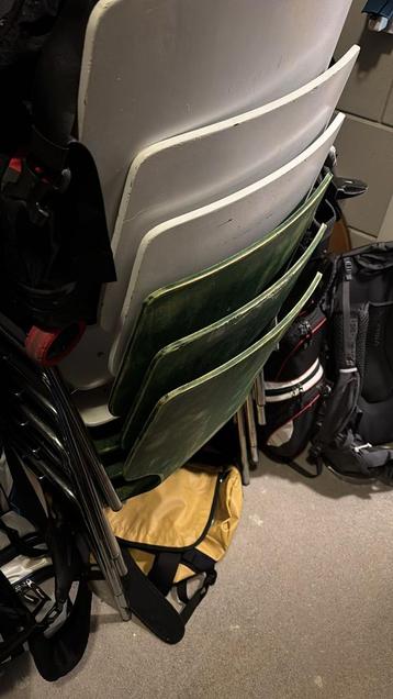 Gratis af te halen: Zes stoelen (deels gelakt/geschuurd)