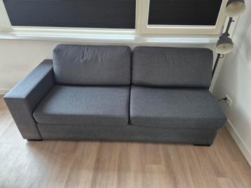 Grijze tweepersoonsbank met armleuning links