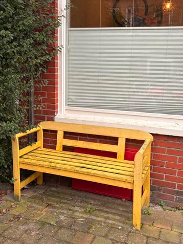 Geel houten bankje