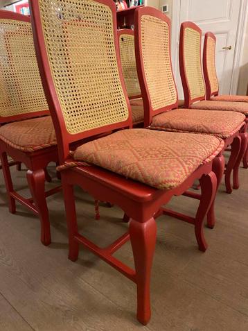 10 rode eetkamerstoelen, rieten rugleuning