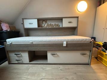 Bed met ombouw en kast - compleet - mag snel weg