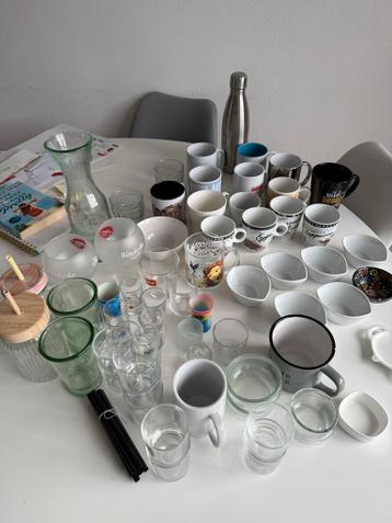 Diverse mokken, glazen en bakjes