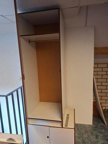 Witte kledingkast met planken en hangruimte