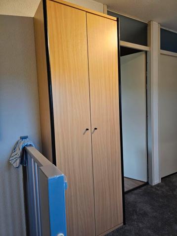 Gratis afhalen: Kantoor/boekenkast met deuren.