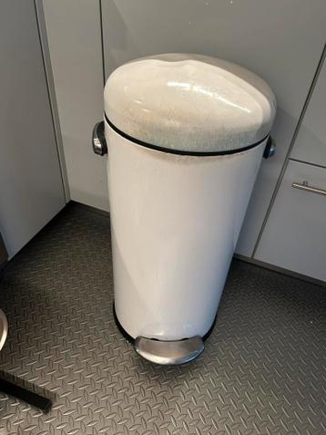 Simple human prullenbak gratis