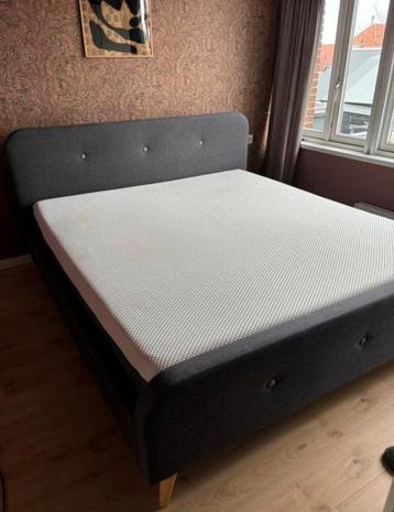 Tweepersoonsbed grijs stof 180x200