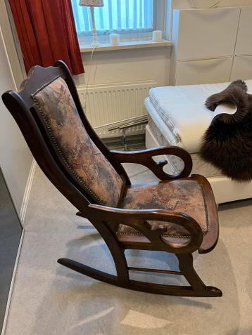 Prachtige klassieke schommelstoel met gestoffeerde zitting