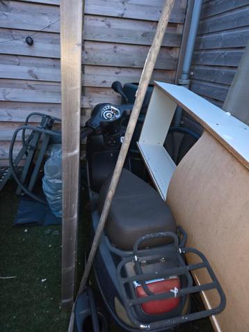 Zwarte scooter met bruin zadel