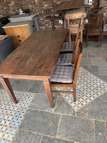 Robuuste houten eettafel met 6 stoelen