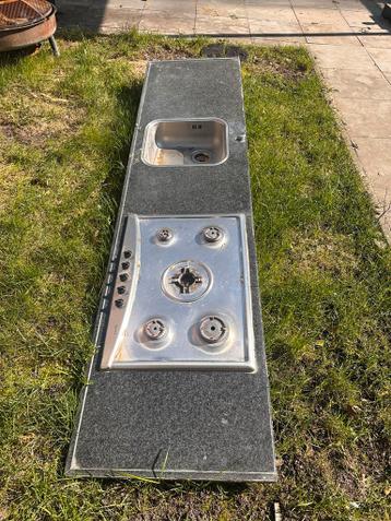 Granieten aanrechtblad met spoelbak en kookplaat - Gratis