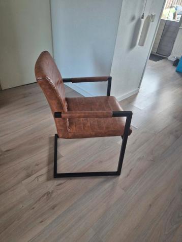 Gratis eetkamerstoelen, bruin, met beschadigingen