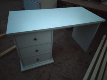 Wit bureau met  3 ruime lades (gratis ophalen)