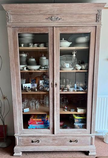 Brocante antieke vitrinekast