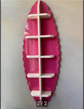 Roze wandplank met meerdere niveaus
