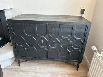 Zwart houten dressoir met geometrisch patroon