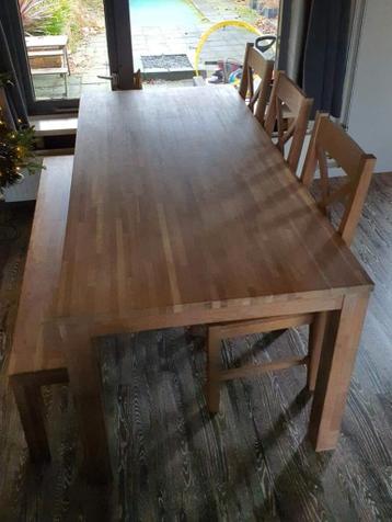 Gratis eettafel met bankje en stoelen.