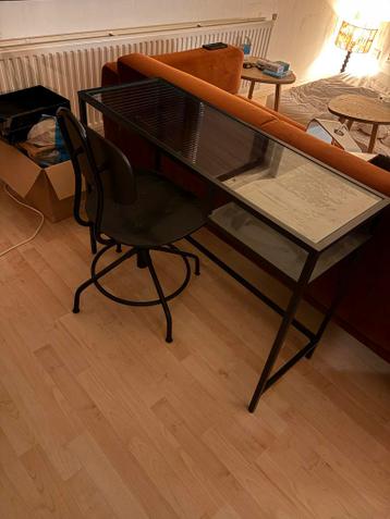 Klein bureau / make-up tafel met stoel