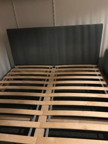 Grijs bedframe (Säbövik Ikea)