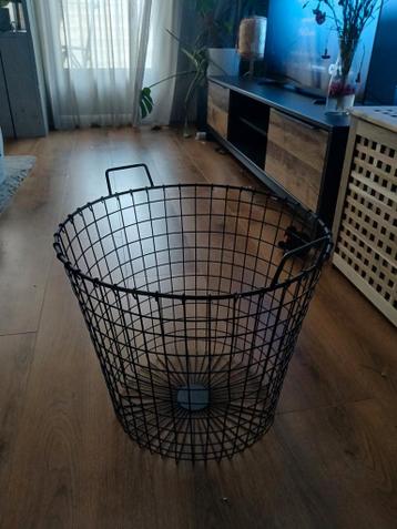 Zwarte metalen mand met handvatten