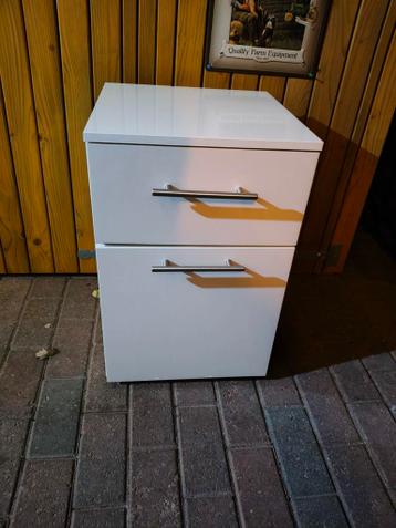 Gratis wit nachtkastje.