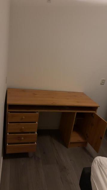 GRATIS bureau met lades en kastje B126 cm, D55cm, H74,5cm