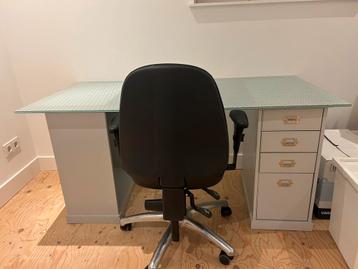 Ikea bureau met grijze ladenkastjes - MOET NU WEG!