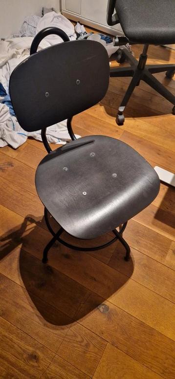 Zwarte stoel, mist een schroef - gratis op te halen