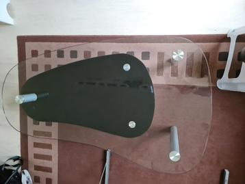 Gratis tafel 1 poot moet gelijmd worden glas