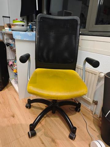 chair Bureaustoel met geel zitvlak en zwarte rugleuning