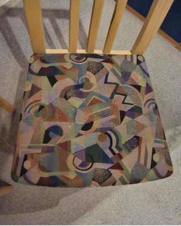 4 houten stoelen met stoffen zitting