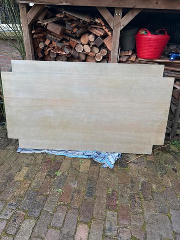 Zware houten tafel met gekleurd blad