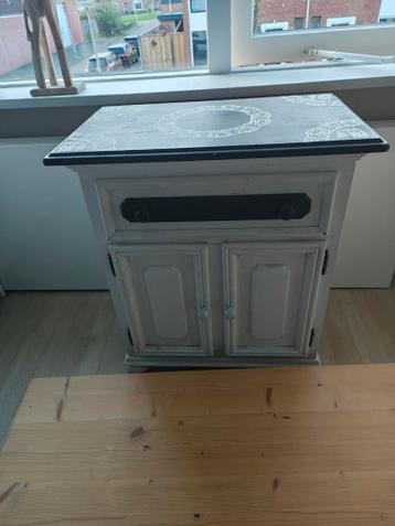 Klein kastje met schilderingen