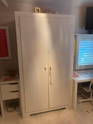 Witte kledingkast met hangruimte en lades