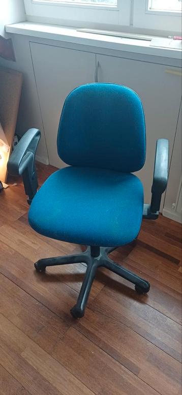 Blauwe bureaustoel met armleuningen