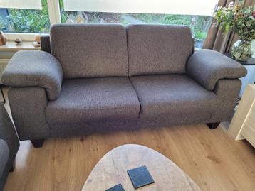 Bankstel bruin stof. 2,5 en 3 zits.