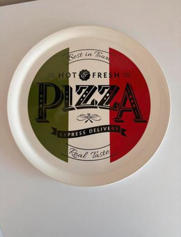 Twee grote pizzaborden