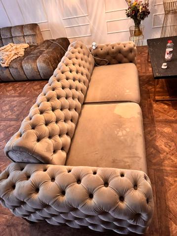 Beige bank met gecapitonneerde rugleuning