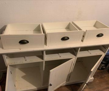 Gratis witte kast met lades en deurtjes