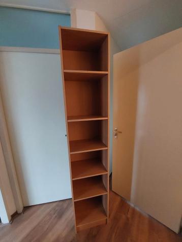Houten boekenkast met 6 vakken.