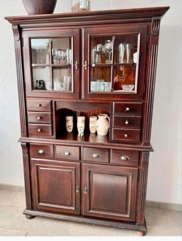 Donkerbruine buffetkast met glazen deuren