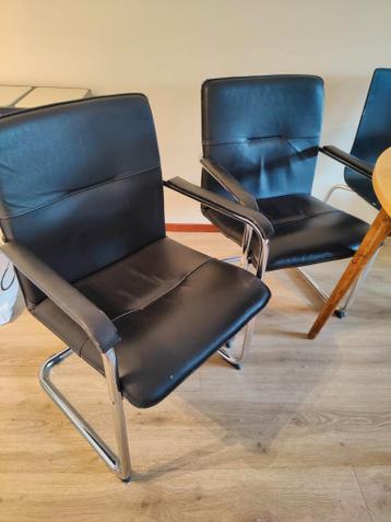 Zwarte eetkamerstoelen met armleuning - 2 stuks