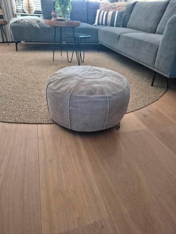 HK living poef, beschadigd