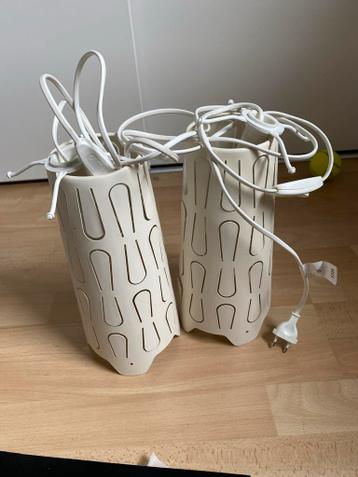 Twee crèmekleurige lampen met uitgesneden patroon