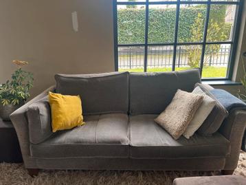 Twee beige / antraciet 2,5 zitsbanken Goossens