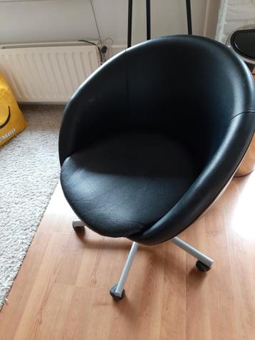 In hoogte verstelbare zwarte bureaustoel