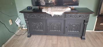 Robuust Dressoir, kan wel een likje verf gebruiken