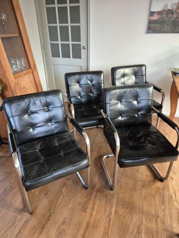 Gratis: 4x Leren Eetkamerstoelen met Gebruikerssporen