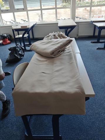 2 beige gordijnen, zo goed als nieuw
