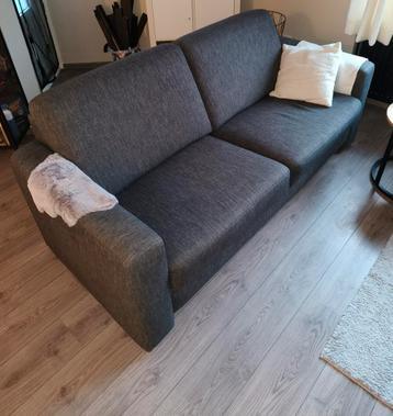 Gratis Nette donkergrijze tweezitsbank