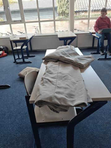 2 gordijnen, lichtgrijs, zo goed als nieuw